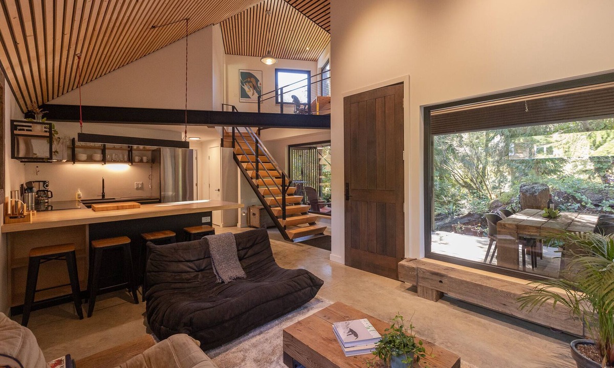 Tofino Cabin | White Bear Cottage-Chesterman, OD shower, Surf, BBQ