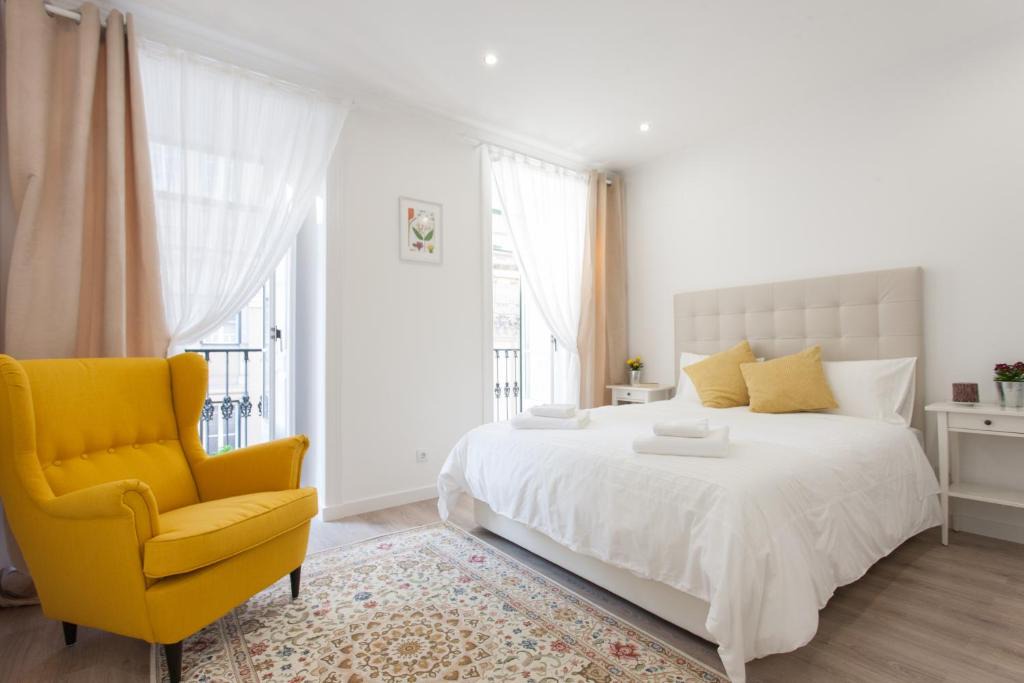 Sacramento Apartment | White Tiles in City Center