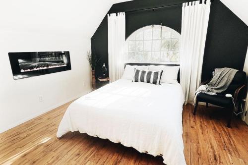 Idyllwild Apartment | Wildland Loft Serene Mountain Retreat w Fireplace AC Fire Pit Hammock Outdoor Lounge Area Record Player Pets OK