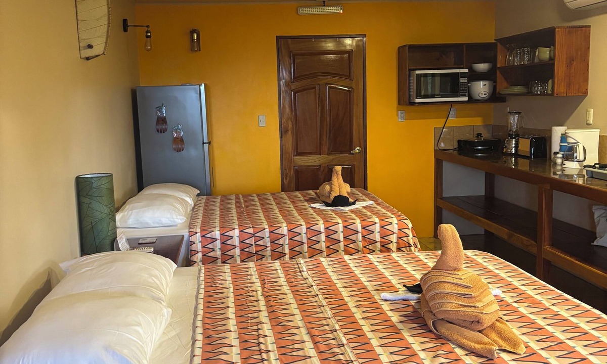 Palma Cabin | Willy's Fish Camp, Hillside, Ocean View rooms, walk to markets, trails, beaches