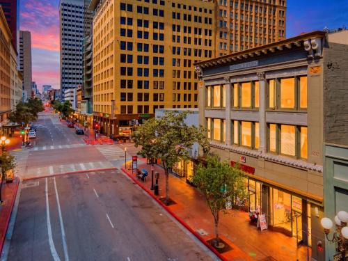 Gaslamp Quarter House | Woolworth Loft - Stylish Gaslamp Stay and Sleeps 8!