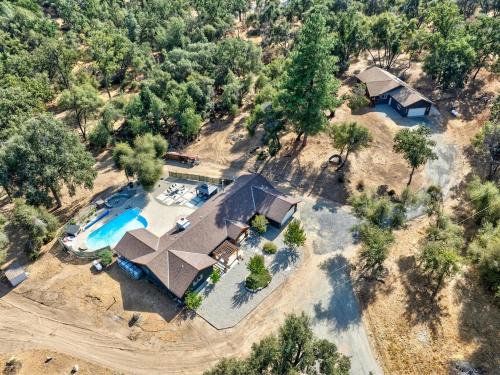 Mariposa House | Yosemite Sunrise Retreats - 2 Homes, 4000 Sqft, Epic Family Reunion
