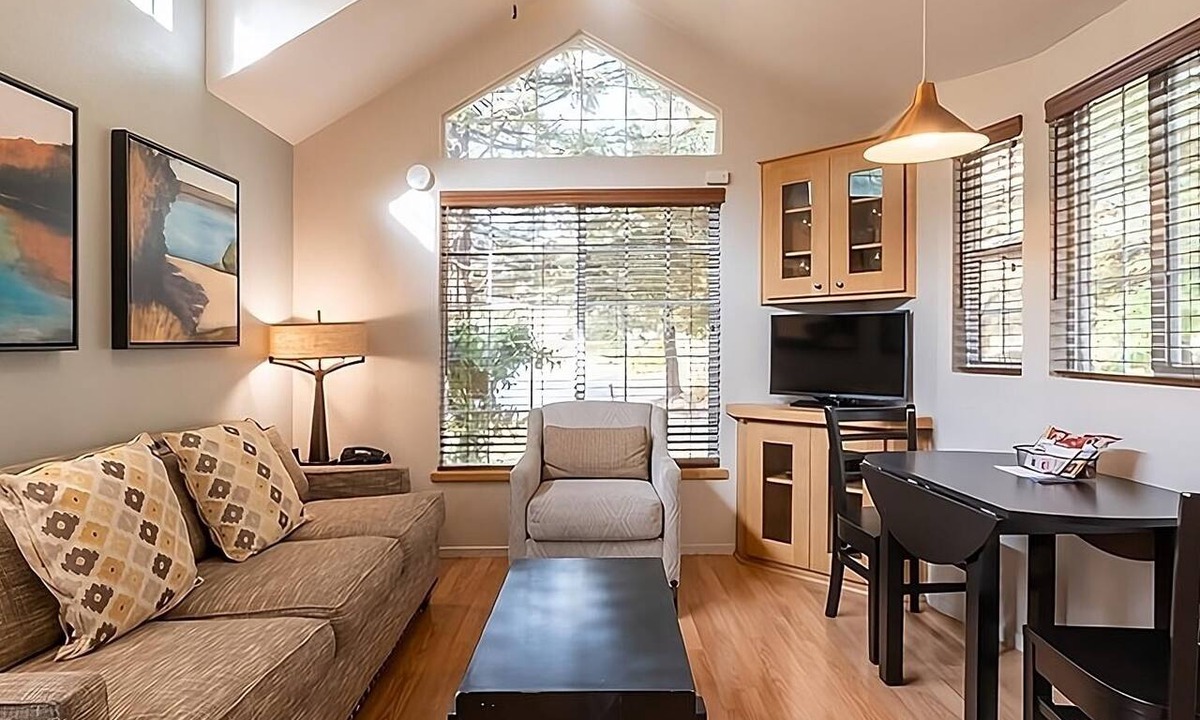 Napa Hotel | Your Private Napa Getaway! Free Parking, Outdoor Swimming Pool!