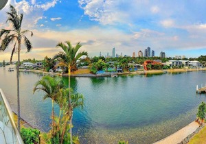 3br Broadbeach Lakefront Apartment