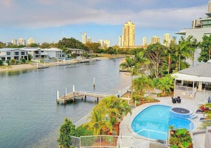 3br Broadbeach Lakefront Apartment
