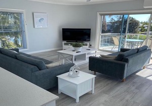 3br Broadbeach Lakefront Apartment