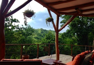 Beautiful Jungle Casa , walking distance to beach & town
