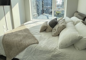 Central Downtown: Bright, Modern 1.5br Condo, Sleeps 5 + Pool/AC/Gym in Vancouver