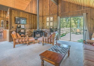 Large Pet Friendly Home- Chamberlands Pool and Beach- One Block from Trails