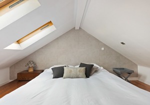 Modern & Spacious Mezzanine Apartment with Balcony in Lisbon