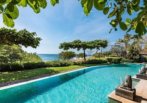 Oceanfront Luxury in Playa Langosta Near Tamarindo
