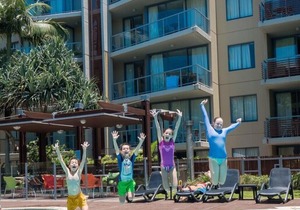Opposite Burleigh Beach (Swell Resort) - Fantastic Family accomodation sleeps 8