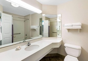 Prime Location! 2 Sleek Units, Onsite Pool, Free Parking, Free Breakfast