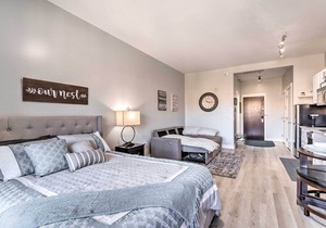 Renovated Henderson Studio: Balcony & Lake Access!