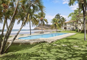 Villas Iguana A-13: Beachfront Condo