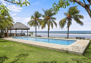Villas Iguana A-14: Beachfront Condo!