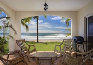 Villas Iguana A-14: Beachfront Condo!