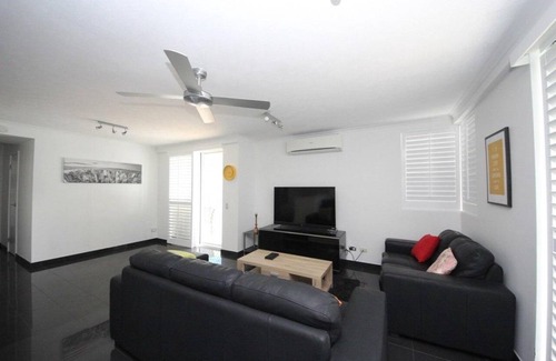 Mermaid Beach Apartment | 130 m² Apartment ∙ 2 bedrooms ∙ 4 guests