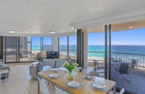 Broadbeach Apartment | 161 m² Serviced apartment ∙ 3 bedrooms ∙ 127 guests