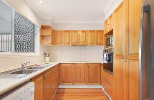 Mermaid Beach Apartment | 2-Bedroom Apartment Near the Beach with a BBQ