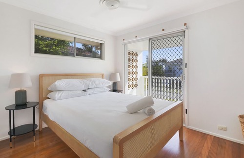 Mermaid Beach Apartment | 2-Bedroom Apartment Near the Beach with a BBQ