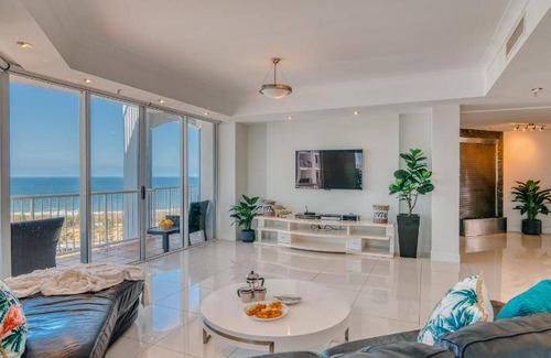 Broadbeach Hotel | 273 m² Hotel ∙ 3 bedrooms ∙ 127 guests