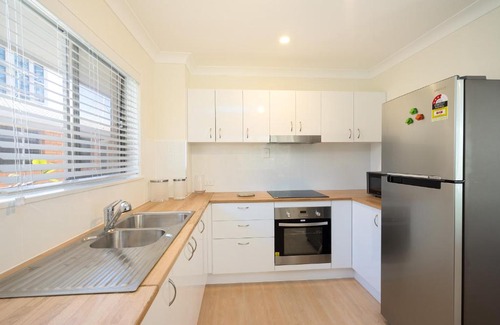 Main Beach Apartment | 3 Bedroom Apartment Minutes from Main Beach