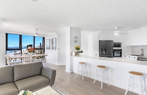 Gold Coast Apartment | 3 Bedroom Broadbeach/Surfers Oceanview Apartment