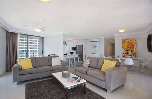 Surfers Paradise Apartment | 30F Peninsula Summary