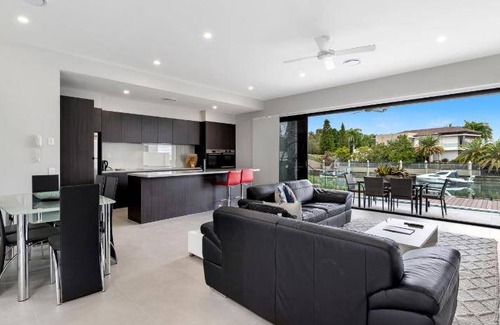 Gold Coast Hotel | 340 m² Hotel ∙ 4 bedrooms ∙ 12 guests