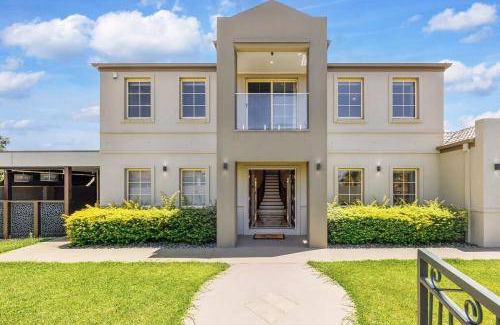 Benowa House | 371 m² House ∙ 4 bedrooms ∙ 10 guests
