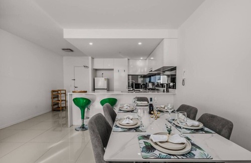 Biggera Waters Apartment | 3BR Apartment +Pool Parking!Steps to Harbour Town