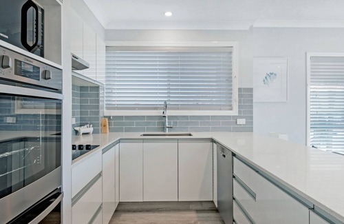 Broadbeach Waters Apartment | 3br Spacious Broadbeach Lakefront Apartment - CoastHM