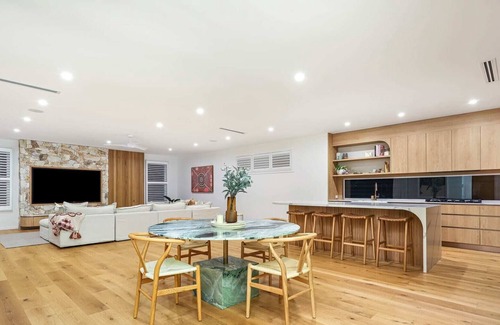 Burleigh Heads House | 4 Bedroom House with AirCon & Pool, Walk to Beach