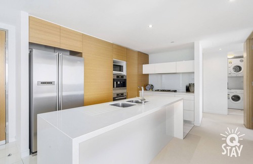 Broadbeach Apartment | 4 Bedroom Sub Penthouse High Floor, Ocean Views
