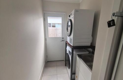 Coomera House | 4b2b Coomera Comfort Lodge Near Theme Park & Westfield