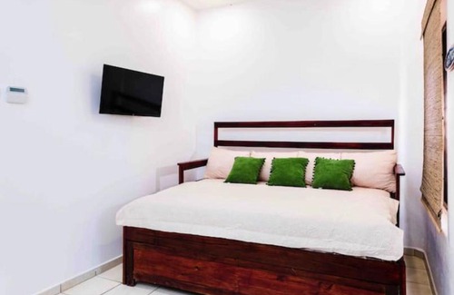 Tamarindo House | 5 min walk to beach/sleeps 12-18/gated parking/pool