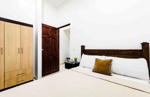 Tamarindo House | 5 min walk to beach/sleeps 12-18/gated parking/pool