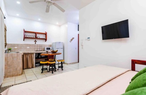 Tamarindo House | 5 min walk to beach/sleeps 12-18/gated parking/pool