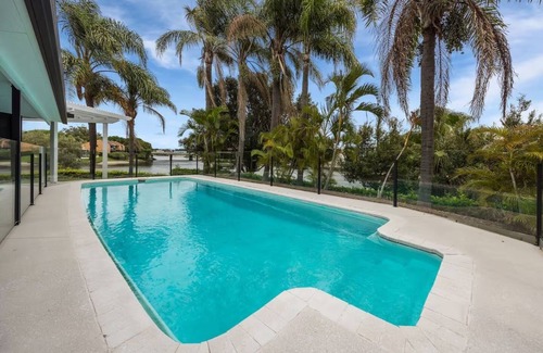 Broadbeach Waters House | A Luxurious Waterfront Oasis!