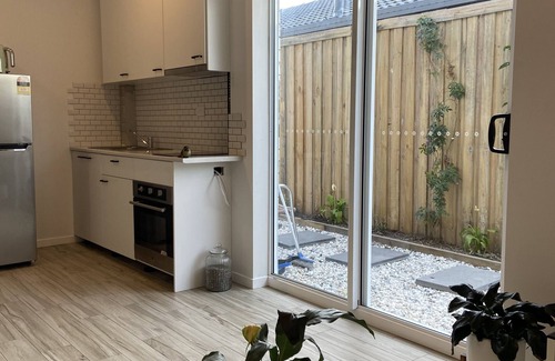 Mermaid Waters Apartment | Adorable-large 1bedroom Guest House