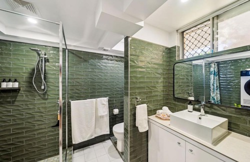 Burleigh Heads Apartment | Beachfront Burleigh Getaway!