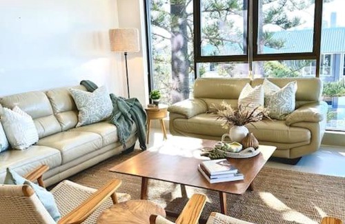 Mermaid Beach Apartment | Beachfront Haven 1 Bed on Albatross