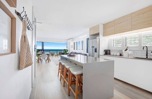 Surfers Paradise Apartment | Beachfront Retreat w/Ocean views and Beach Access