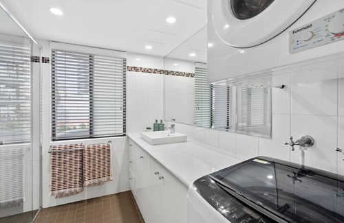 Broadbeach Apartment | BroadBliss Resort Style Retreat with Ocean Views