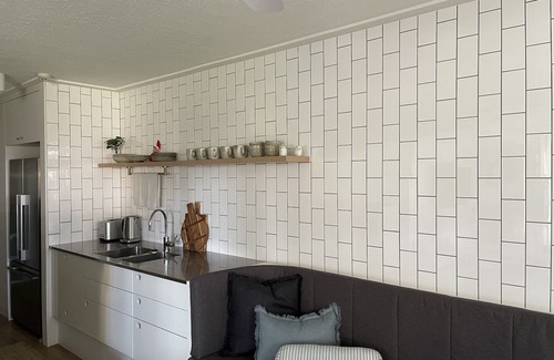 Burleigh Heads Apartment | BURLEIGH BEACH - Renovated Unit With Free WIFI