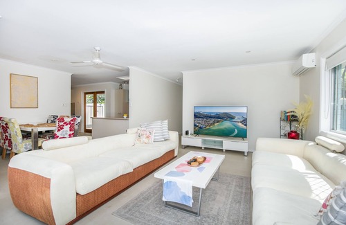 Burleigh Waters House | Burleigh tranquility. Pet friendly.