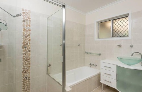 Burleigh Waters House | Burleigh tranquility. Pet friendly.