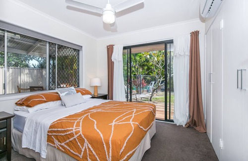 Burleigh Waters House | Burleigh tranquility. Pet friendly.