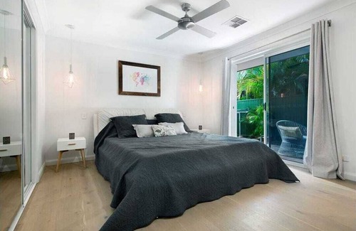 Burleigh Waters House | Burleigh waters beauty on lake, 5 minutes to the beach! family friendly